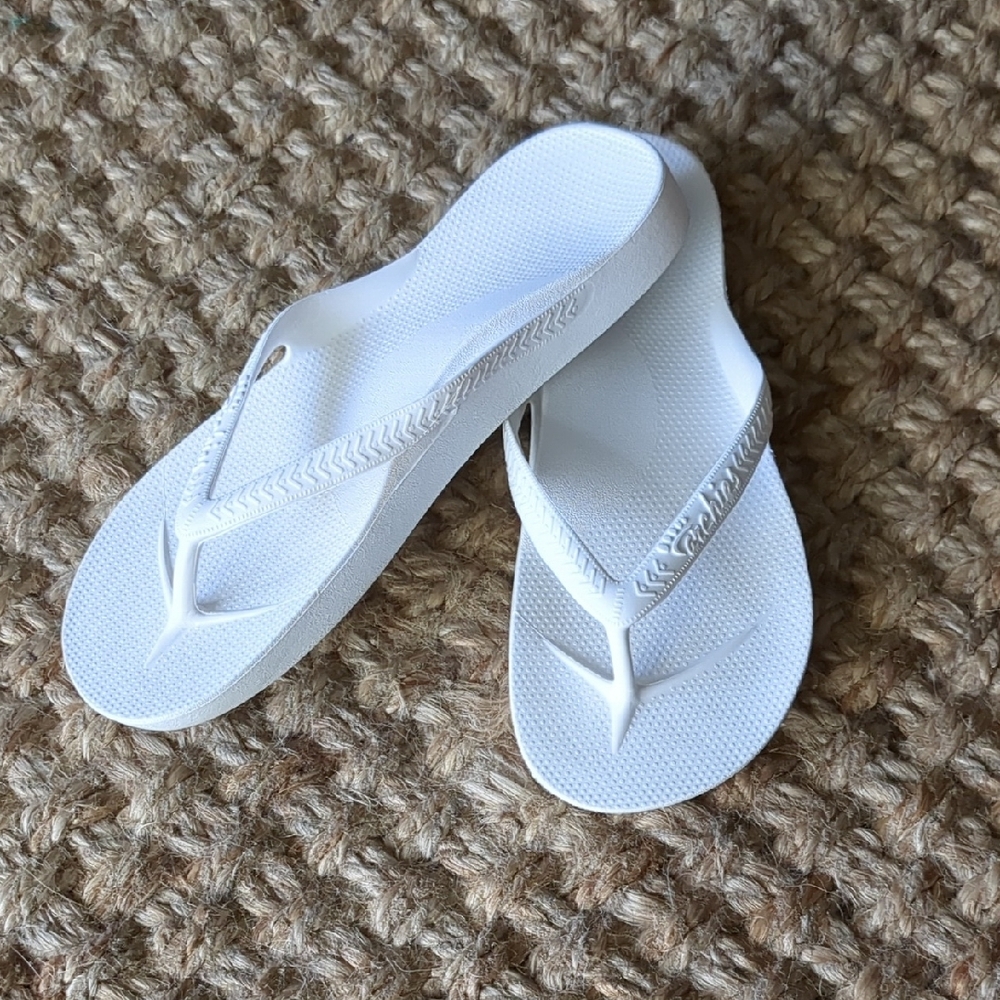 Women's Archie's White Flip Flops Size 6